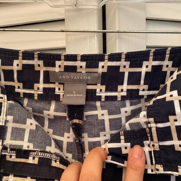 Ann Taylor women shorts in blue geometric design, - Picture 2 of 8